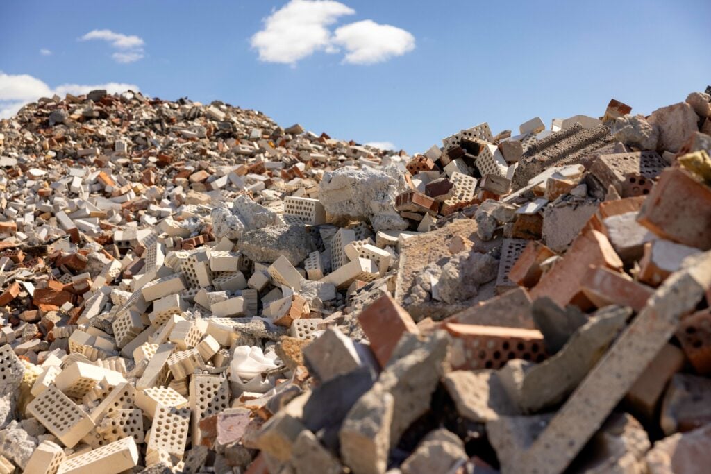 kuvassa betonia ja tiiliä.