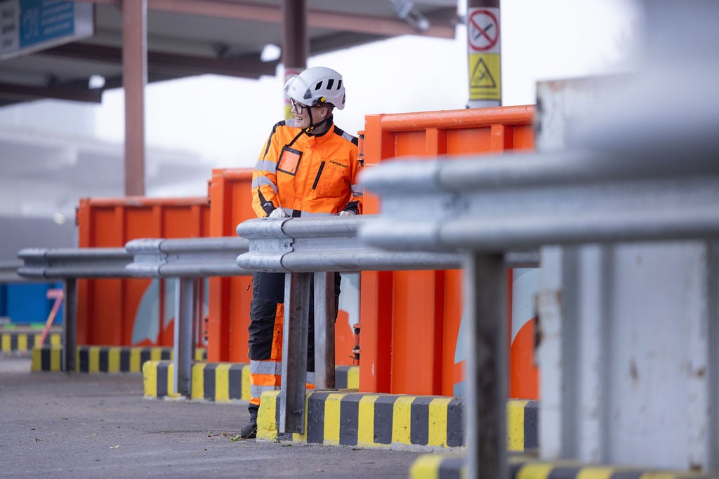 työasuinen nainen jätelavan vieressä oivapisteellä.
