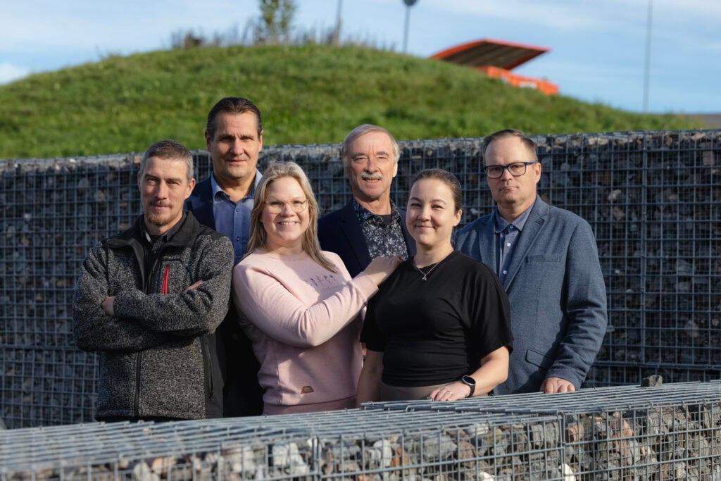 Kuvassa hallituksen jäsenet: vähemmistöomistajien yhteinen edustaja, hallituksen jäsen Lasse Puhakka (Pudasjärvi), enemmistöomistajan Oulun kaupungin edustaja, hallintolakimies Jukka Lampén, hallituksen jäsen Kati Jurkko (Oulu), hallituksen jäsen Lauri Mikkonen (Oulu), vähemmistöomistajien yhteinen edustaja, Kempeleen kunnan kunnallistekniikkapäällikkö Paula Kettunen ja hallituksen puheenjohtaja Janne Koskela (Oulu).