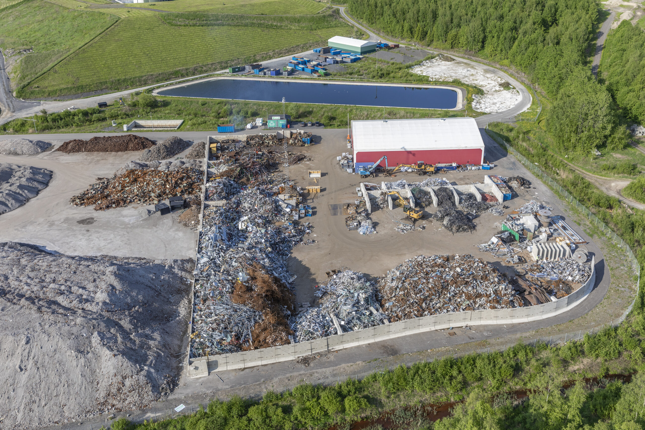 Ilmakuva Ruskon jätekeskuksesta. Kuvassa näkyy NG Nordicin metallinkäsittelyaluetta, eli metallikasoja ja työkoneita.