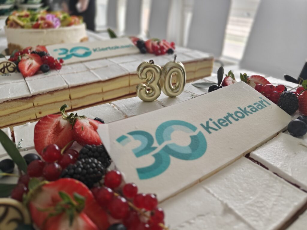 Lähikuva täytelevykakusta, jossa on Kiertokaari 30 -koriste.