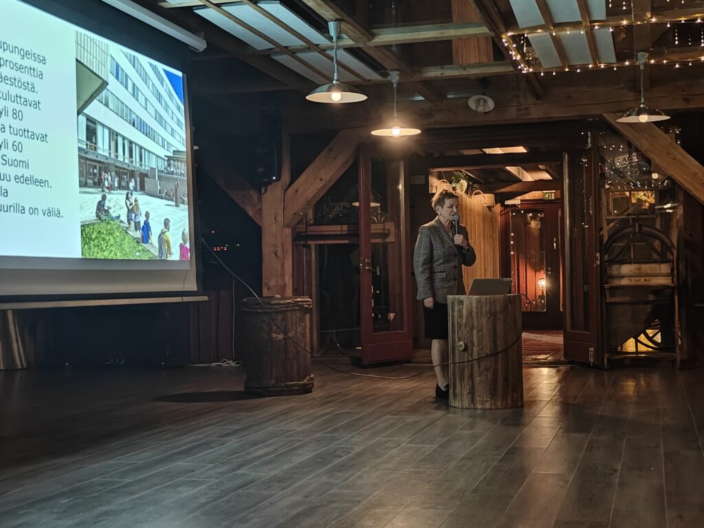 Hannele Pokka pitää esitystä Maikkulan Kartanossa.