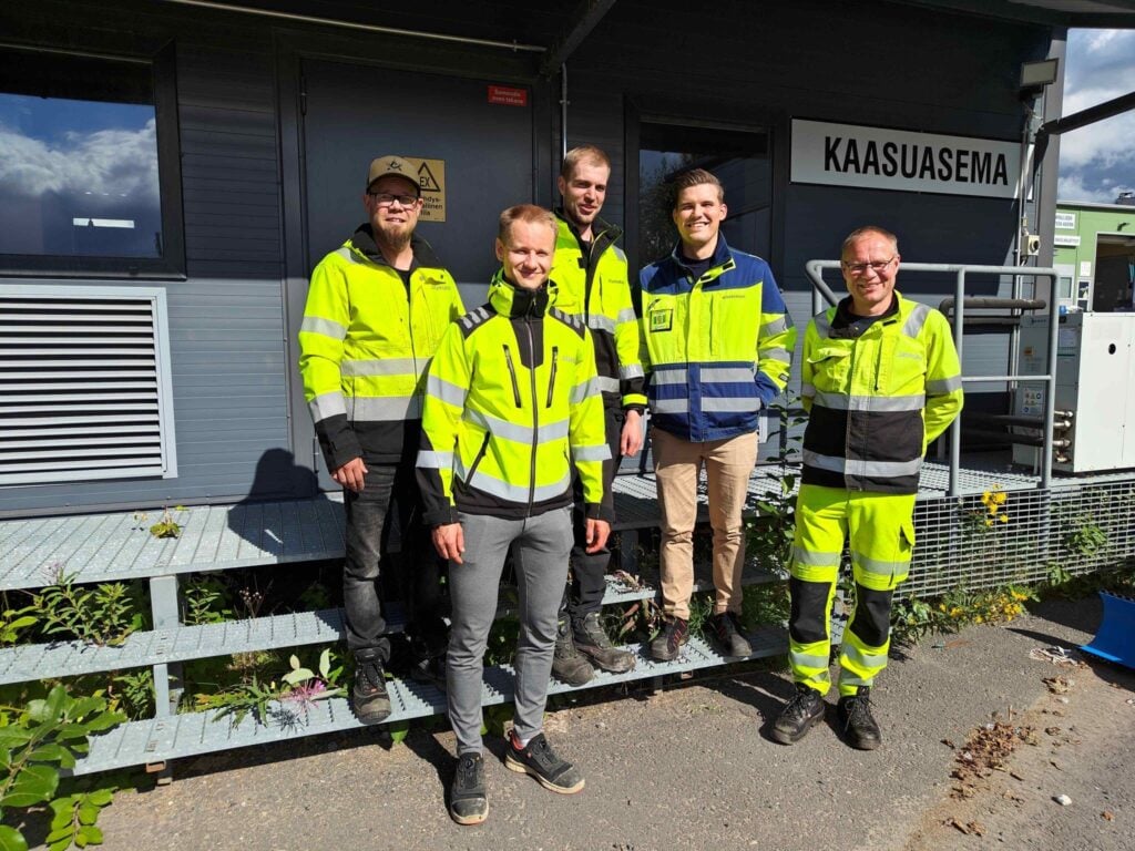 Kiertokaaren ja Jätekukon työntekijöitä kaasuaseman edessä.