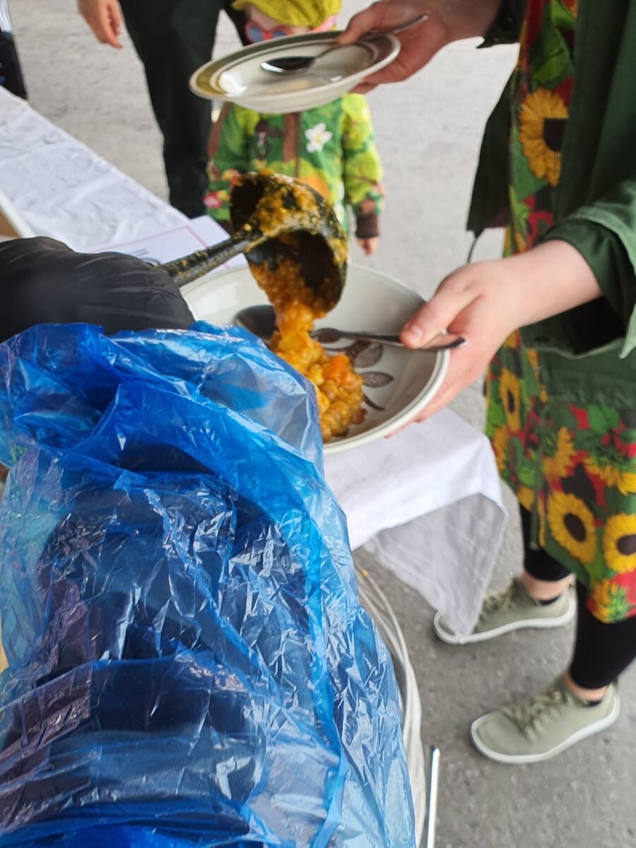 Kuvassa laitetaan ruokaa lautaselle.